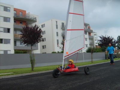 Photos zef attitud ludic palonnier avec enfant en roulage sur parking 1