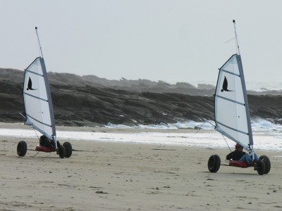 Vent fort en char a voile petite voile grosse roue zef attitud